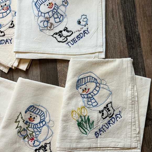 Embroidered winter tea towels - Picture 4 of 5